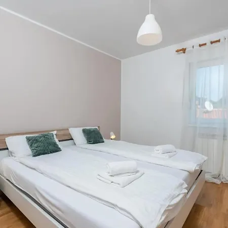 Near The Center/beach Apartment Pula